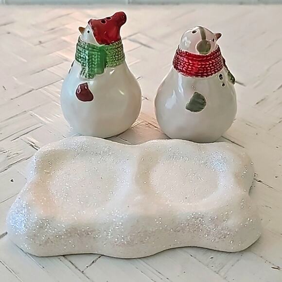 Hallmark Chubby Snowmen Salt & Pepper Shakers on a Stand of Snow 3.75" x 5" - Picture 6 of 9